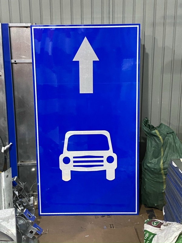 Biển báo hiệu lệnh giao thông tại Xưởng Quỳnh Nga